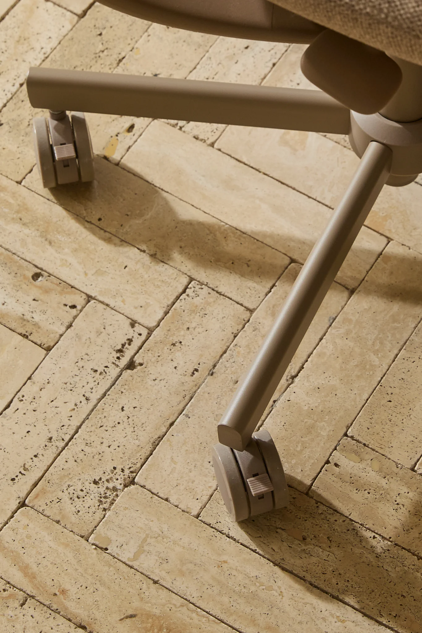 BISKIT Ergonomic Chair - Image 12