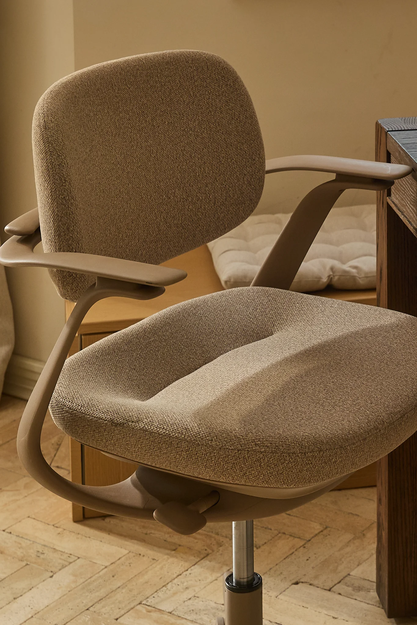 BISKIT Ergonomic Chair - Image 6